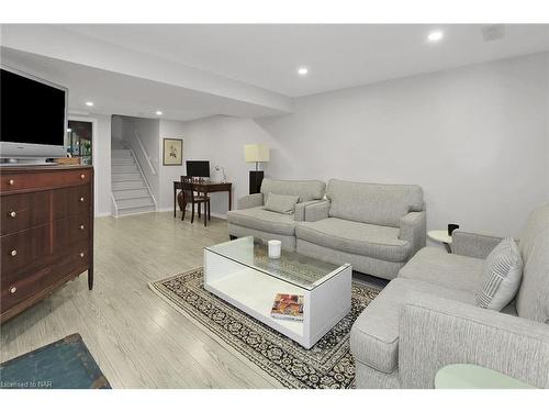 22 Flynn Court, St. Catharines, ON - Indoor Photo Showing Living Room