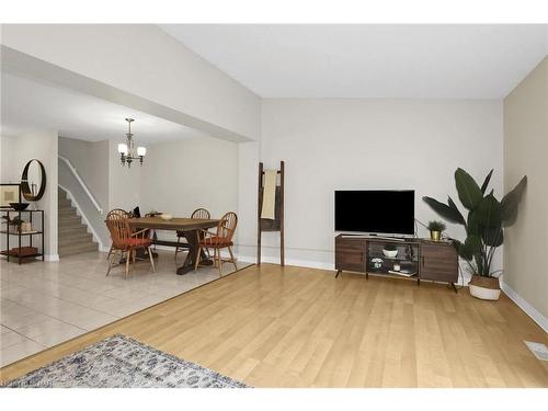 22 Flynn Court, St. Catharines, ON - Indoor Photo Showing Living Room