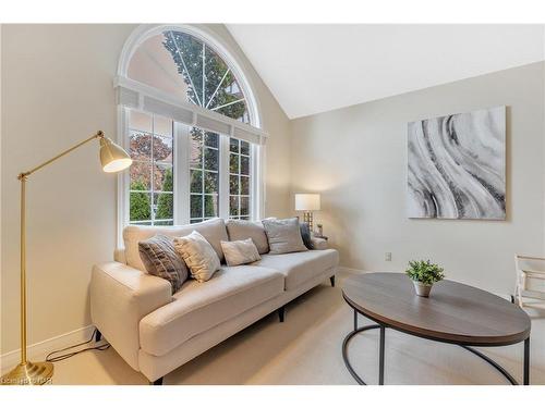 6 Inglis Circle, St. Catharines, ON - Indoor Photo Showing Living Room