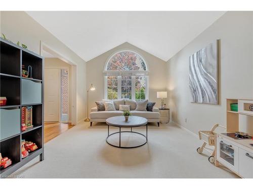 6 Inglis Circle, St. Catharines, ON - Indoor Photo Showing Living Room