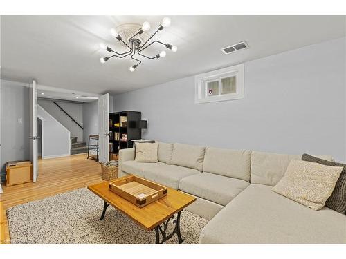 30 Argyle Crescent, St. Catharines, ON - Indoor Photo Showing Living Room