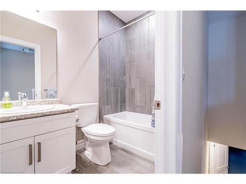 26 Borden Trail, Welland, ON - Indoor Photo Showing Bathroom