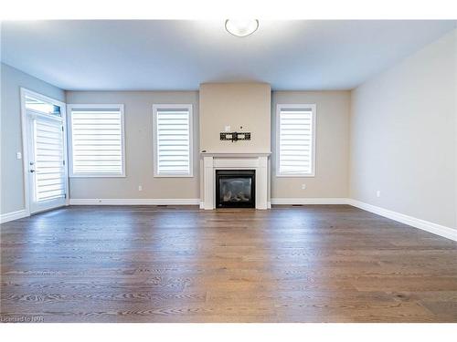 26 Borden Trail, Welland, ON - Indoor Photo Showing Living Room With Fireplace