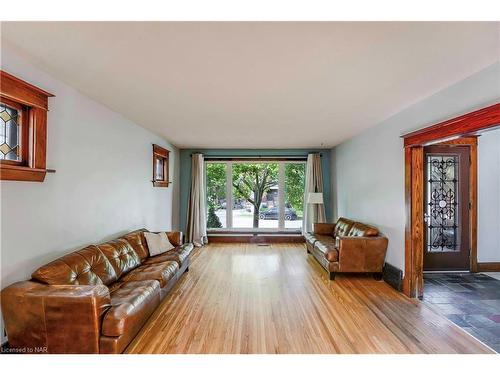 5020 Fifth Avenue, Niagara Falls, ON - Indoor Photo Showing Living Room