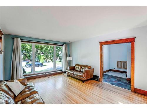 5020 Fifth Avenue, Niagara Falls, ON - Indoor Photo Showing Living Room