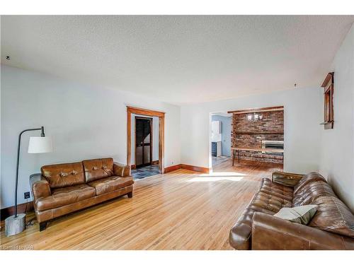 5020 Fifth Avenue, Niagara Falls, ON - Indoor Photo Showing Living Room