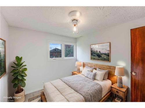 5020 Fifth Avenue, Niagara Falls, ON - Indoor Photo Showing Bedroom