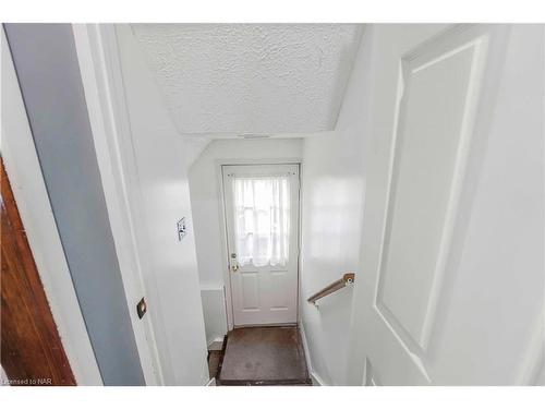 5020 Fifth Avenue, Niagara Falls, ON - Indoor Photo Showing Other Room