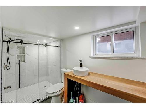 5020 Fifth Avenue, Niagara Falls, ON - Indoor Photo Showing Bathroom