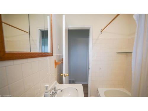 Main-352 Bunting Road, St. Catharines, ON - Indoor Photo Showing Bathroom