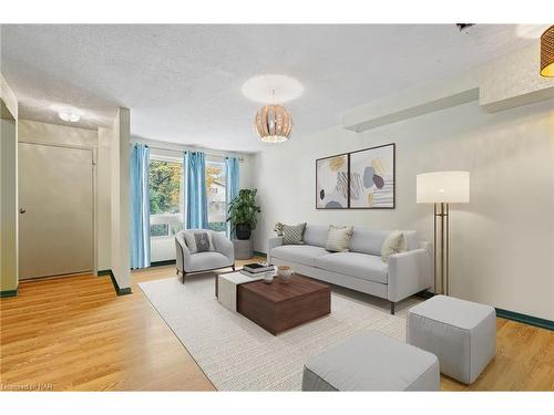 93 Silvan Drive, Welland, ON - Indoor Photo Showing Living Room