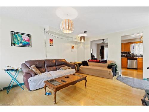 93 Silvan Drive, Welland, ON - Indoor Photo Showing Living Room