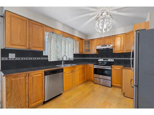 93 Silvan Drive, Welland, ON - Indoor Photo Showing Kitchen With Double Sink