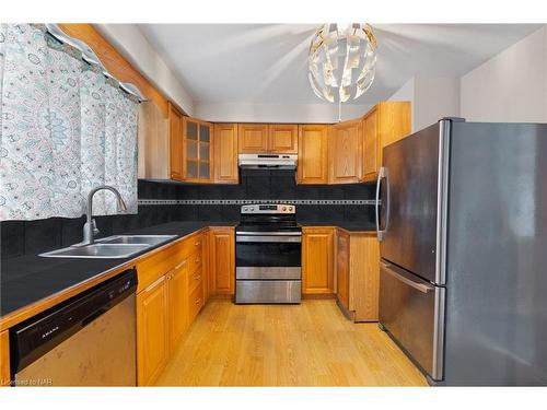 93 Silvan Drive, Welland, ON - Indoor Photo Showing Kitchen With Double Sink