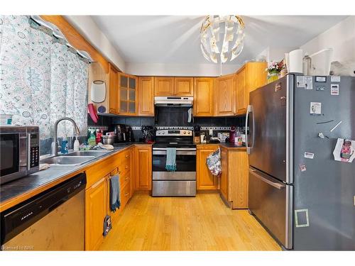 93 Silvan Drive, Welland, ON - Indoor Photo Showing Kitchen With Double Sink