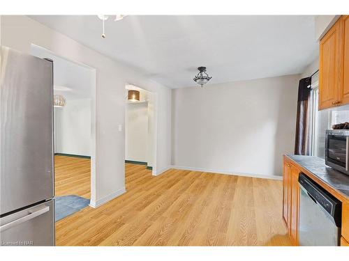 93 Silvan Drive, Welland, ON - Indoor Photo Showing Kitchen