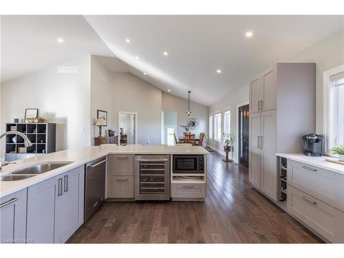 3753 Quarry Road, Lincoln, ON - Indoor Photo Showing Kitchen With Double Sink