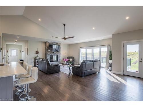 3753 Quarry Road, Lincoln, ON - Indoor Photo Showing Living Room With Fireplace