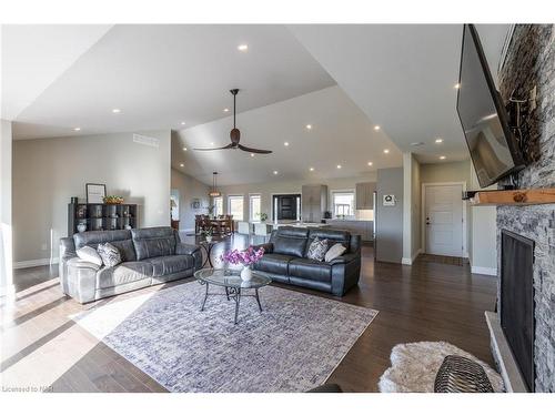 3753 Quarry Road, Lincoln, ON - Indoor Photo Showing Living Room With Fireplace