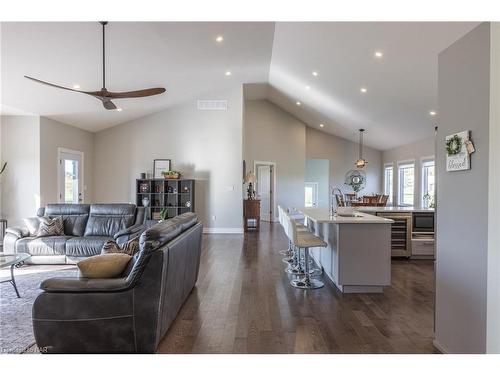 3753 Quarry Road, Lincoln, ON - Indoor Photo Showing Living Room