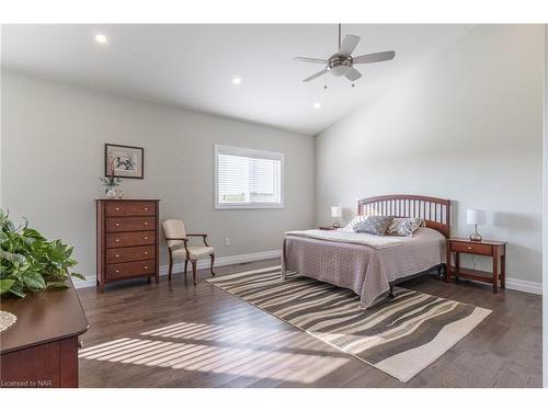 3753 Quarry Road, Lincoln, ON - Indoor Photo Showing Bedroom