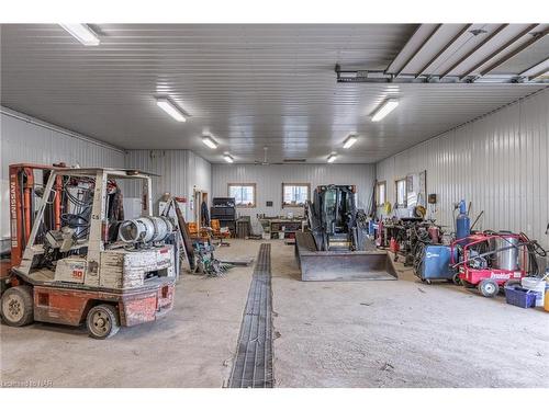 3753 Quarry Road, Lincoln, ON - Indoor Photo Showing Garage