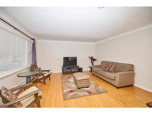 118 Rosemount Avenue, Port Colborne, ON - Indoor Photo Showing Living Room