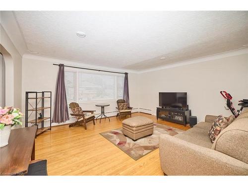 118 Rosemount Avenue, Port Colborne, ON - Indoor Photo Showing Living Room