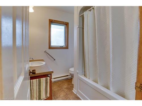 327 South Mill Street, Ridgeway, ON - Indoor Photo Showing Bathroom