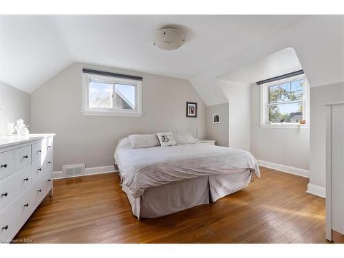 101 Glenwood Avenue, St. Catharines, ON - Indoor Photo Showing Bedroom