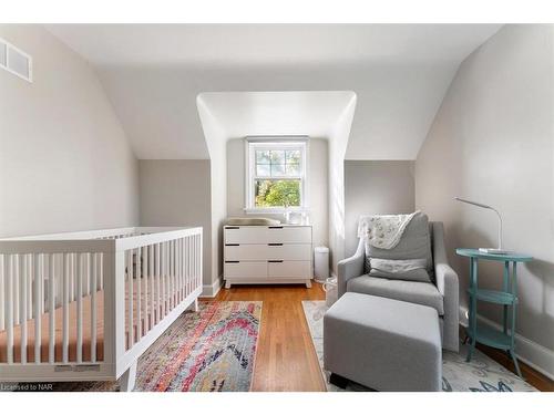 101 Glenwood Avenue, St. Catharines, ON - Indoor Photo Showing Bedroom