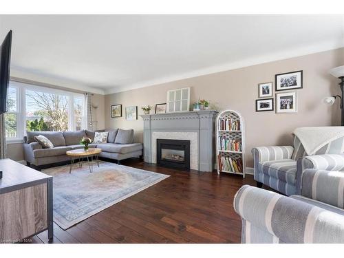 101 Glenwood Avenue, St. Catharines, ON - Indoor Photo Showing Living Room With Fireplace