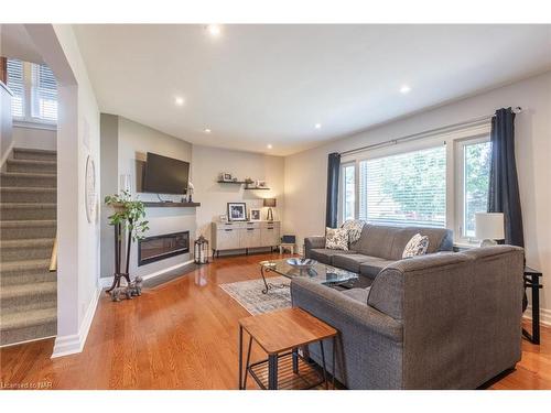 15 Rosewood Avenue, Welland, ON - Indoor Photo Showing Living Room With Fireplace