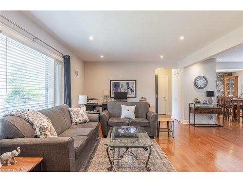 15 Rosewood Avenue, Welland, ON - Indoor Photo Showing Living Room