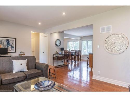 15 Rosewood Avenue, Welland, ON - Indoor Photo Showing Living Room