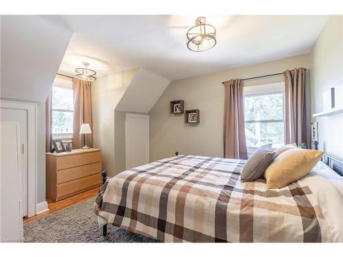 15 Rosewood Avenue, Welland, ON - Indoor Photo Showing Bedroom