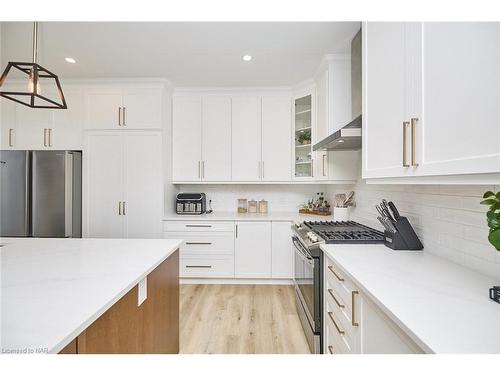 4286 Victoria Avenue, Lincoln, ON - Indoor Photo Showing Kitchen With Upgraded Kitchen