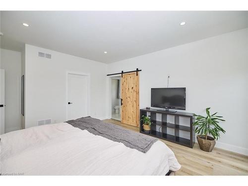 4286 Victoria Avenue, Lincoln, ON - Indoor Photo Showing Bedroom