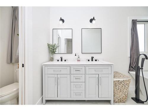 4286 Victoria Avenue, Lincoln, ON - Indoor Photo Showing Bathroom