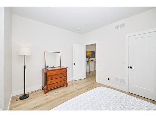 4286 Victoria Avenue, Lincoln, ON - Indoor Photo Showing Bedroom