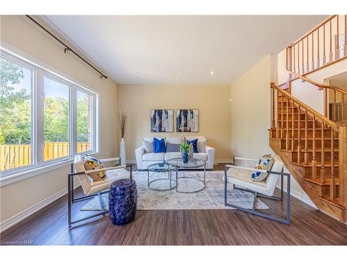 7333 Lionshead Avenue, Niagara Falls, ON - Indoor Photo Showing Living Room