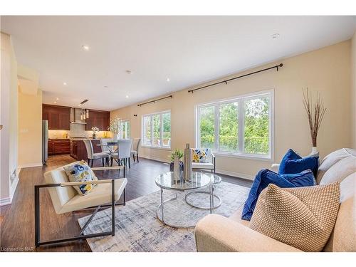 7333 Lionshead Avenue, Niagara Falls, ON - Indoor Photo Showing Living Room