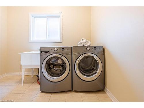 7333 Lionshead Avenue, Niagara Falls, ON - Indoor Photo Showing Laundry Room