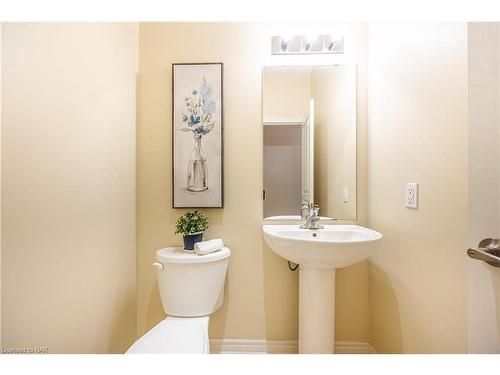 7333 Lionshead Avenue, Niagara Falls, ON - Indoor Photo Showing Bathroom