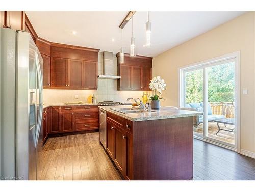 7333 Lionshead Avenue, Niagara Falls, ON - Indoor Photo Showing Kitchen With Double Sink