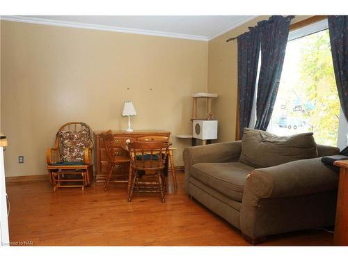 21 Dodds Court, Fort Erie, ON - Indoor Photo Showing Living Room