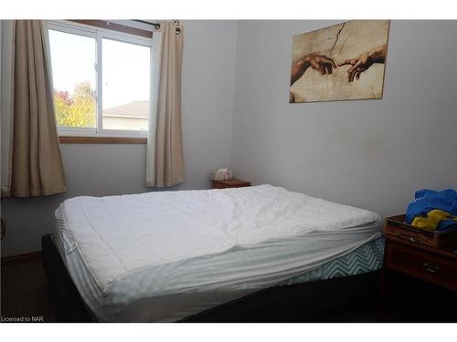 21 Dodds Court, Fort Erie, ON - Indoor Photo Showing Bedroom