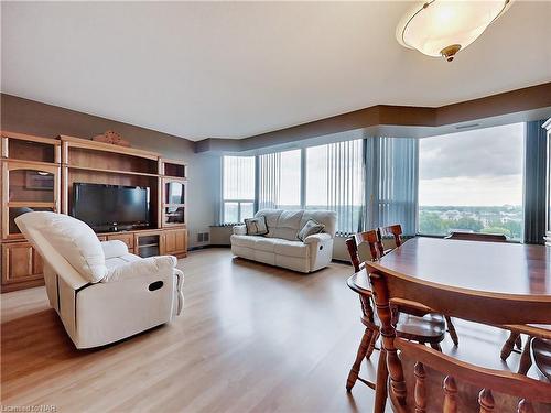 901-81 Scott Street, St. Catharines, ON - Indoor Photo Showing Living Room