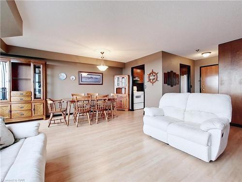 901-81 Scott Street, St. Catharines, ON - Indoor Photo Showing Living Room