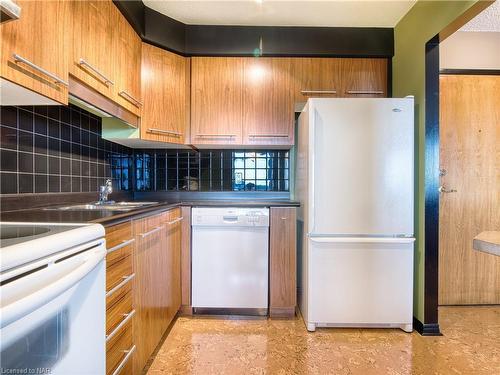 901-81 Scott Street, St. Catharines, ON - Indoor Photo Showing Kitchen